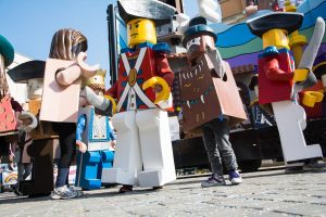 Scopri di più sull'articolo Il costume fai da te da mattoncino Lego per Carnevale è davvero semplice da realizzare
