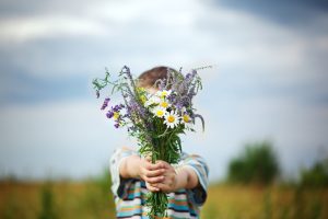 Scopri di più sull'articolo Le farfalle fiorite in cartone per celebrare la Terra con i bambini: un lavoretto grazioso