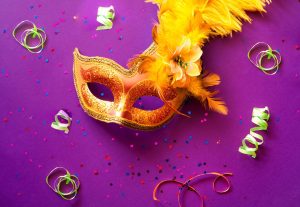 Scopri di più sull'articolo Con poco materiale di riciclo puoi creare una mascherina di Carnevale veneziana: ecco come