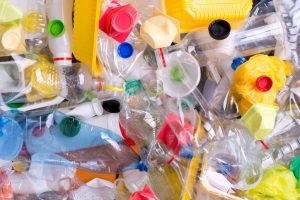 Scopri di più sull'articolo La produzione di plastica monouso è aumentata nel 2021, nonostante la crescente consapevolezza dei suoi danni ambientali