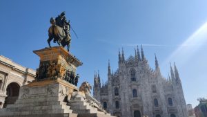 Scopri di più sull'articolo Ultima Generazione ha imbrattato la statua di Vittorio Emanuele II in Piazza Duomo a Milano