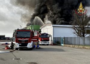 Scopri di più sull'articolo A Novara un’azienda chimica è in fiamme, potrebbero esserci pericoli per la salute?