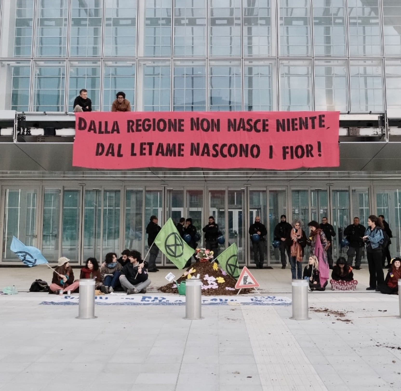 Scopri di più sull'articolo Chi sono gli Extinction Rebellion che hanno scaricato letame alla sede della Regione Piemonte