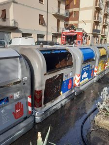 Scopri di più sull'articolo Poggibonsi, a fuoco tre cassonetti dei rifiuti: Sei Toscana sporge denuncia