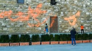 Scopri di più sull'articolo Ultima Generazione imbratta Palazzo Vecchio a Firenze: protestano contro i sussidi dannosi per l’ambiente che il governo mantiene