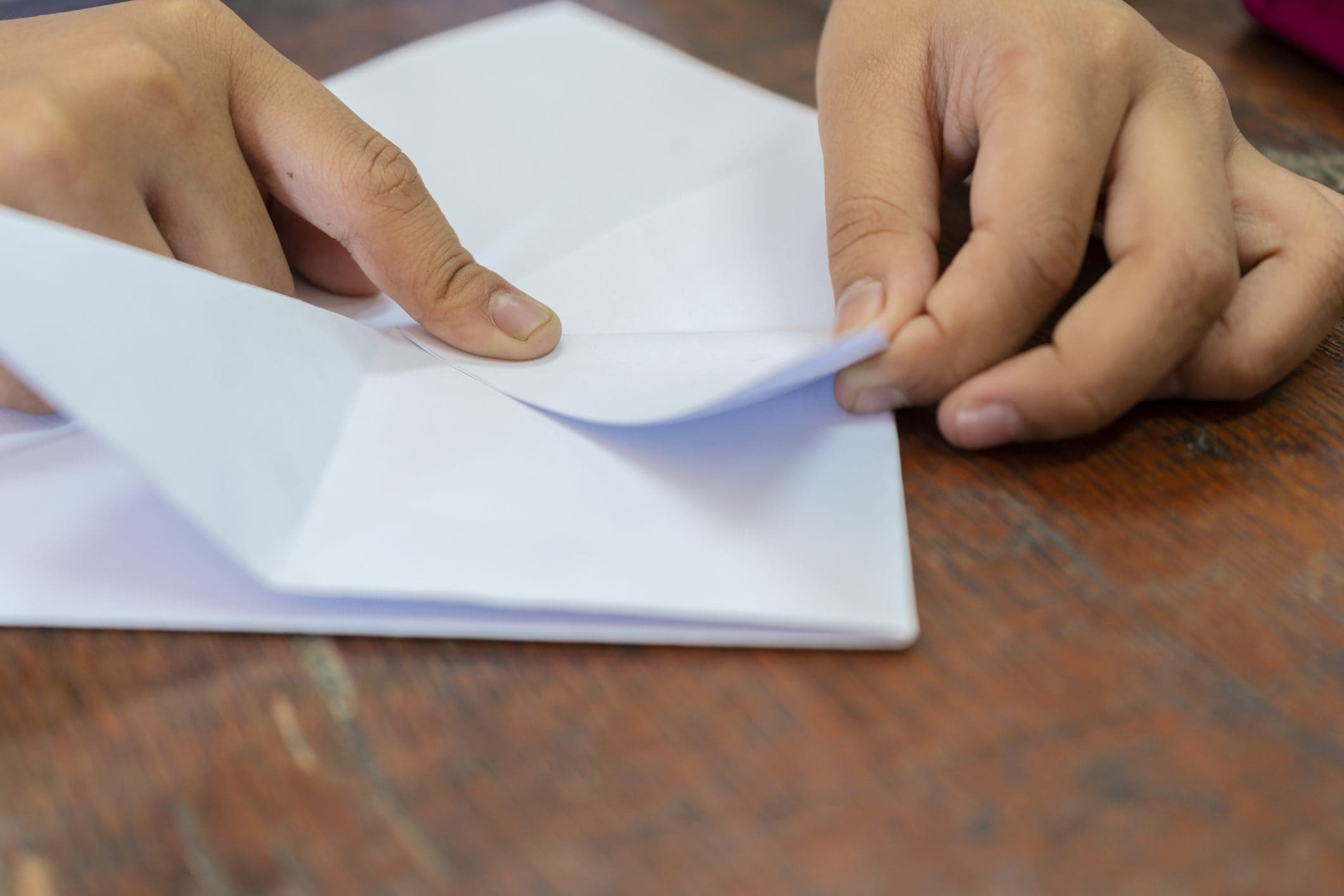Scopri di più sull'articolo Crea un astuccio portamatite con la carta: veloce, economico e creativo!