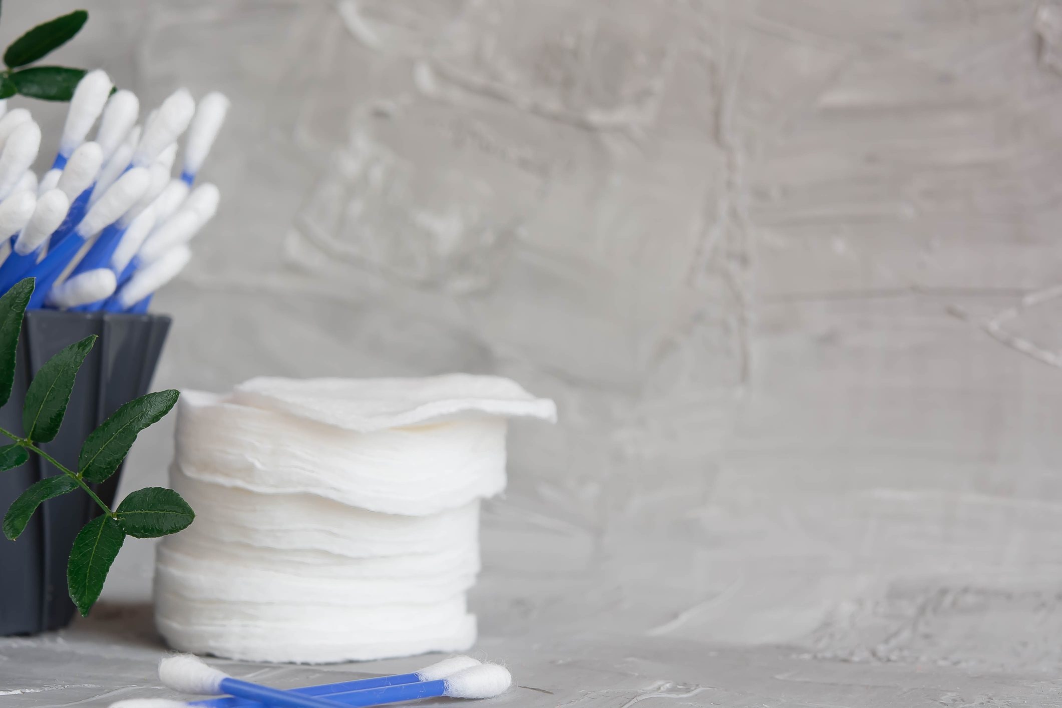 Scopri di più sull'articolo Fiori fai da te: crea e divertiti usando dischetti struccanti e cotton fioc