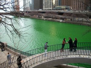 Scopri di più sull'articolo A Chicago si festeggia San Patrizio colorando di verde il fiume della città: ne abbiamo davvero bisogno?