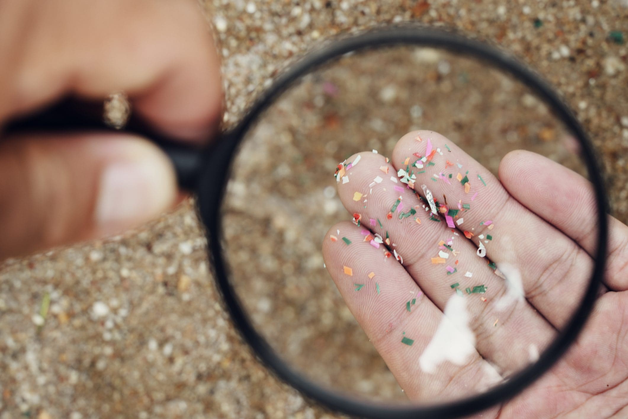 Scopri di più sull'articolo Il bucato in lavatrice rilascia tantissime microplastiche: ecco come evitarlo in pochi gesti