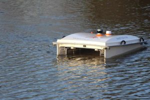 Scopri di più sull'articolo Questo squalo-robot sta “mangiando” rifiuti di plastica nel fiume Tamigi a Londra