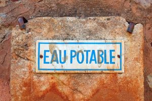 Scopri di più sull'articolo In Francia l’acqua potabile è contaminata da residui di pesticidi