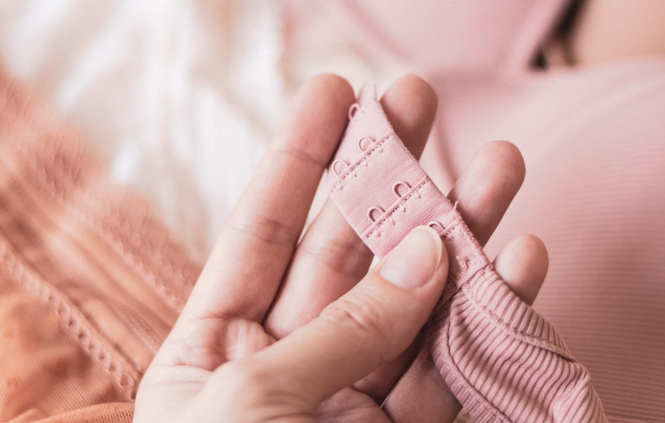 Scopri di più sull'articolo Prima di buttare un reggiseno, recupera i gancetti: diventeranno un allunga-reggiseno fai da te