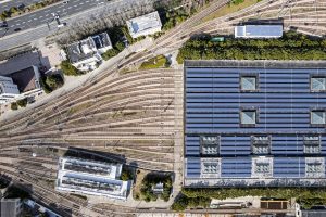 Scopri di più sull'articolo Binari solari: l’idea svizzera per ottimizzare l’energia rinnovabile