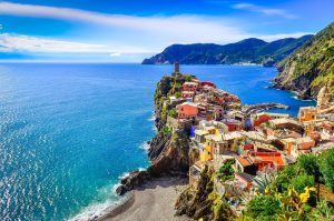 Scopri di più sull'articolo In Liguria, le Cinque Terre rischiano il collasso per l’eccessiva affluenza di turisti