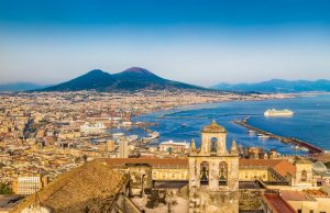 Scopri di più sull'articolo Il respiro del vulcano: storia e conformazione dei Campi Flegrei e del rapporto con Napoli