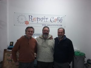 Scopri di più sull'articolo Nel Repair Café Aggiustotutto di Roma, dove non si butta neanche una vite!