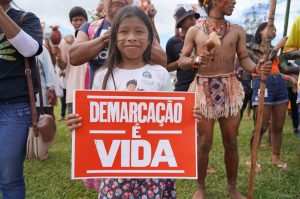 Scopri di più sull'articolo Vittoria per i popoli indigeni brasiliani: Lula annuncia la demarcazione di sei territori