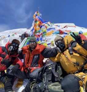 Scopri di più sull'articolo Un Everest mai così inquinato, la scoperta di un gruppo di alpinisti pronti a pulire