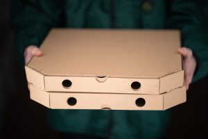 Scopri di più sull'articolo A cosa servono i buchi nei cartoni della pizza? Hanno una funzione importante
