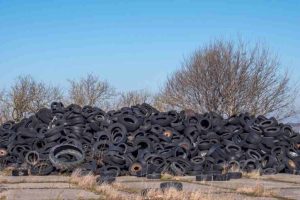 Scopri di più sull'articolo Riciclo pneumatici fuori uso PFU, dall’Europa stop all’uso di granulo riciclato per i campi in erba sintetica