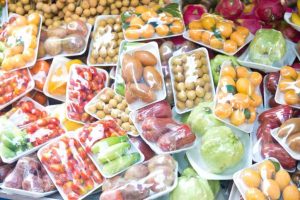 Scopri di più sull'articolo La plastica riciclata e riutilizzata a contatto con gli alimenti è un “vettore” per le tossine, lo studio