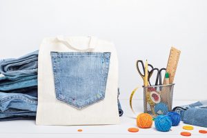 Scopri di più sull'articolo Dai vecchi jeans una shopping bag fai da te: ecco come realizzarla