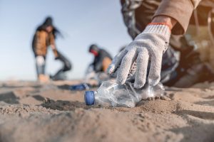 Scopri di più sull'articolo A Ostia le spiagge sono invase dai rifiuti, i bagnanti prendono il sole in mezzo alla spazzatura