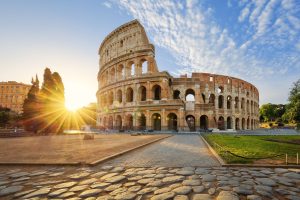 Scopri di più sull'articolo Roma, turista rovina il Colosseo incidendo il nome della fidanzata: ecco cosa rischia