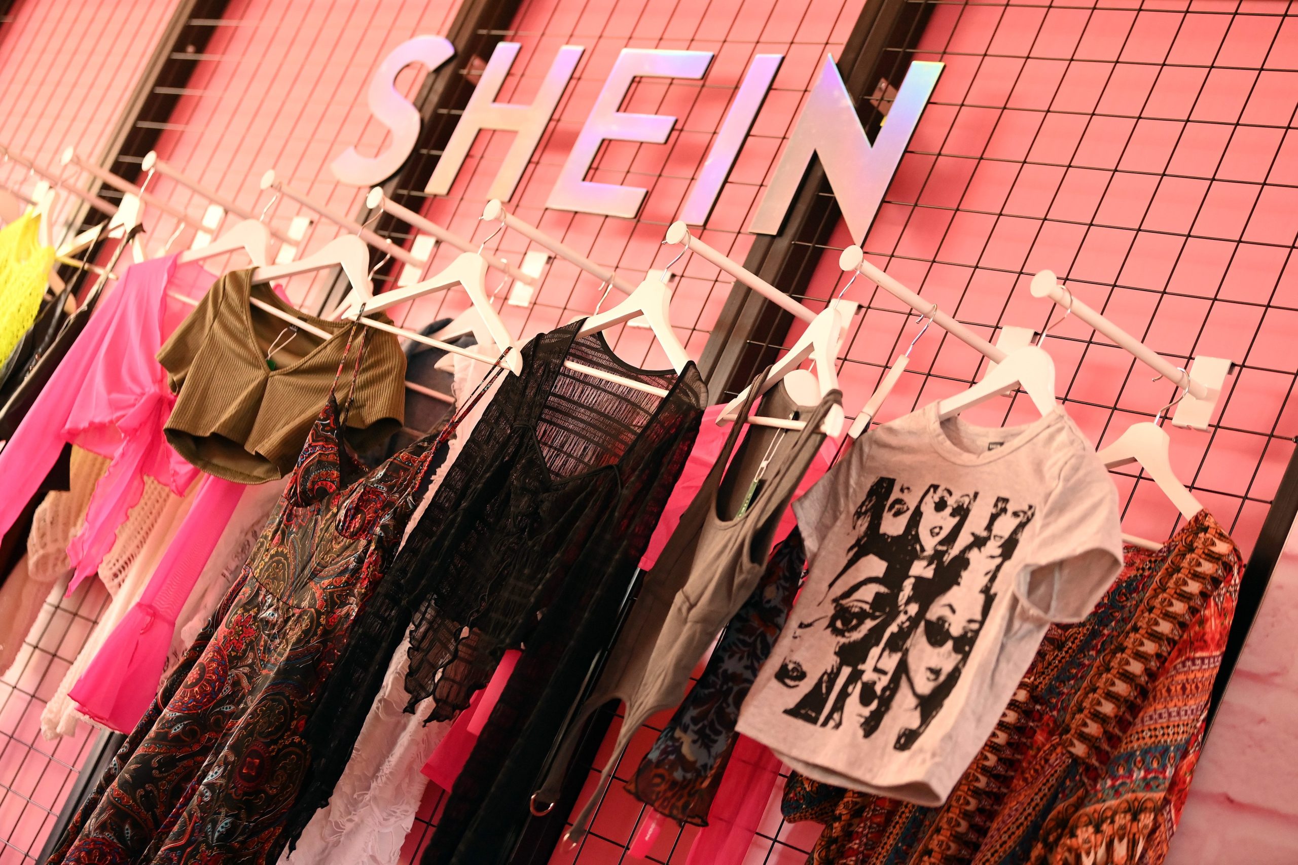 Scopri di più sull'articolo Mentre il fast fashion si scontra in tribunale, cosa sta facendo l’UE per combattere l’impatto dell’industria tessile?