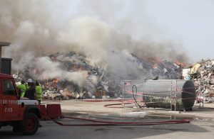 Scopri di più sull'articolo A Ravenna scoppia un incendio: i rifiuti dell’alluvione sono in fiamme, l’allerta del Comune ai cittadini