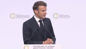 Scopri di più sull'articolo A Parigi si parla di clima: Macron apre la due giorni di vertice, al centro finanza green e sostegno ai Paesi in via di sviluppo