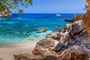 Scopri di più sull'articolo Imbrattato con vernice non lavabile uno scoglio di Baunei, una delle spiagge più belle d’Italia