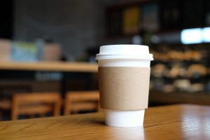Scopri di più sull'articolo 3 idee per riciclare i bicchieri per il caffè d’asporto: semplici, utili e d’effetto