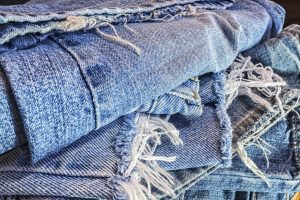 Scopri di più sull'articolo Allargare dei vecchi shorts di jeans: il lavoro creativo per non buttarli