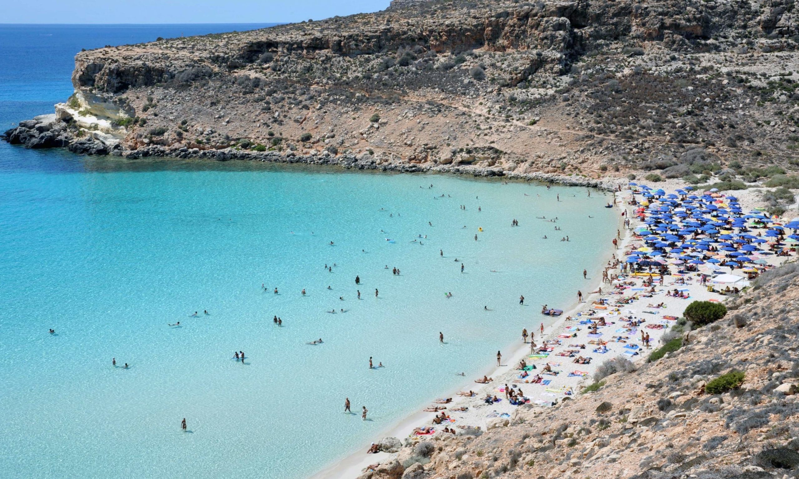 Scopri di più sull'articolo Come ridurre il nostro impatto su spiagge e coste quando andiamo al mare