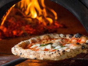 Scopri di più sull'articolo Stop alle pizze nel forno a legna o a carbone: a New York le pizzerie devono ridurre le emissioni