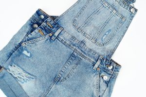 Scopri di più sull'articolo Da vecchia salopette di jeans a zainetto: ecco come