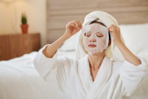 Scopri di più sull'articolo Attenzione alle sheet mask per il viso: contengono plastiche e microplastiche