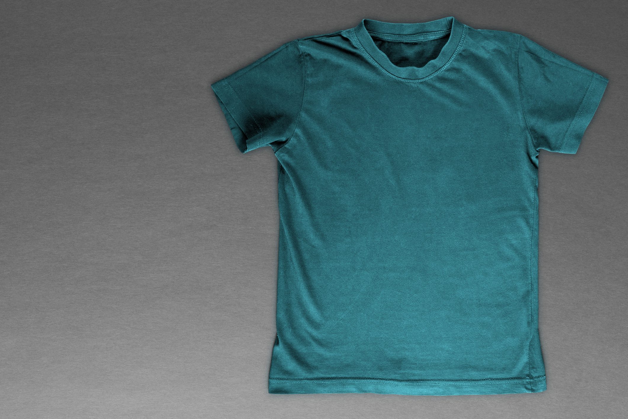 Scopri di più sull'articolo Come trasformare una vecchia maglietta in qualcosa di nuovo e fashion: i passaggi