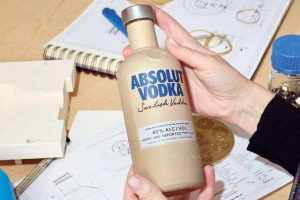 Scopri di più sull'articolo Absolut Vodka lancia la bottiglia di carta, ma ne abbiamo davvero bisogno?