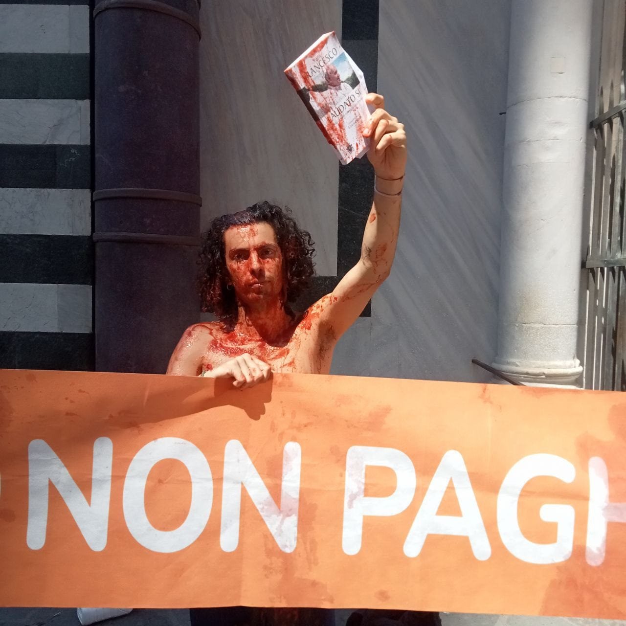 Scopri di più sull'articolo Ultima Generazione si macchia di vernice rossa davanti al Duomo di Firenze