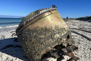 Scopri di più sull'articolo Misterioso oggetto metallico gigante emerge su una spiaggia in Australia