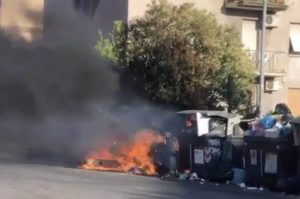 Scopri di più sull'articolo Roma, cassonetti dei rifiuti in fiamme: perché i cittadini protestano