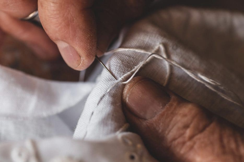 Scopri di più sull'articolo La Francia approva il bonus rammendo: così si combattono spreco di vestiti e fast fashion