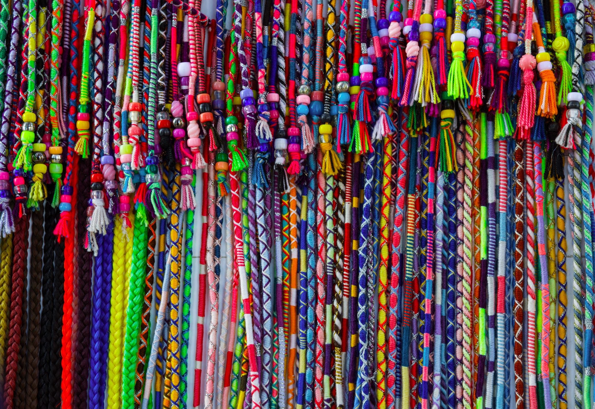 Scopri di più sull'articolo Accessori per capelli fai da te riutilizzabili: creali con i fili colorati
