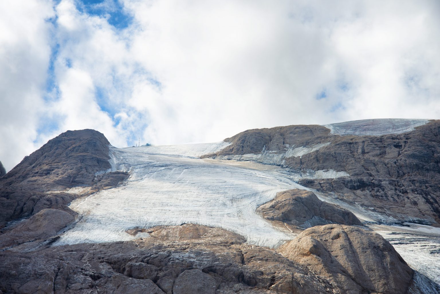 Scopri di più sull'articolo Crollo della Marmolada: un anno fa il distacco del ghiacciaio. Ecco perché non si poteva prevedere