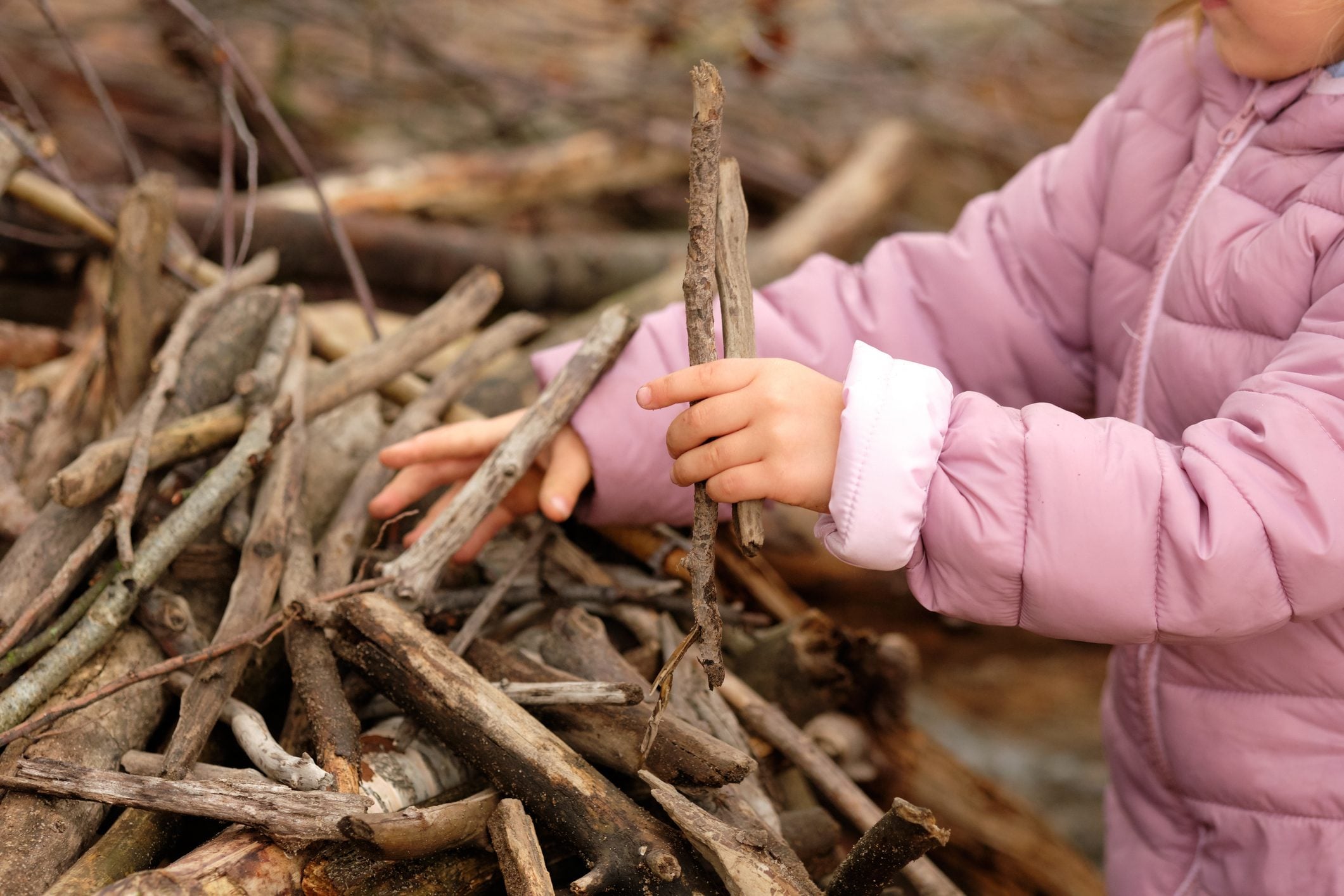 Scopri di più sull'articolo Un regalo fai da te dalla montagna: i portachiavi-lettera con i legnetti del bosco