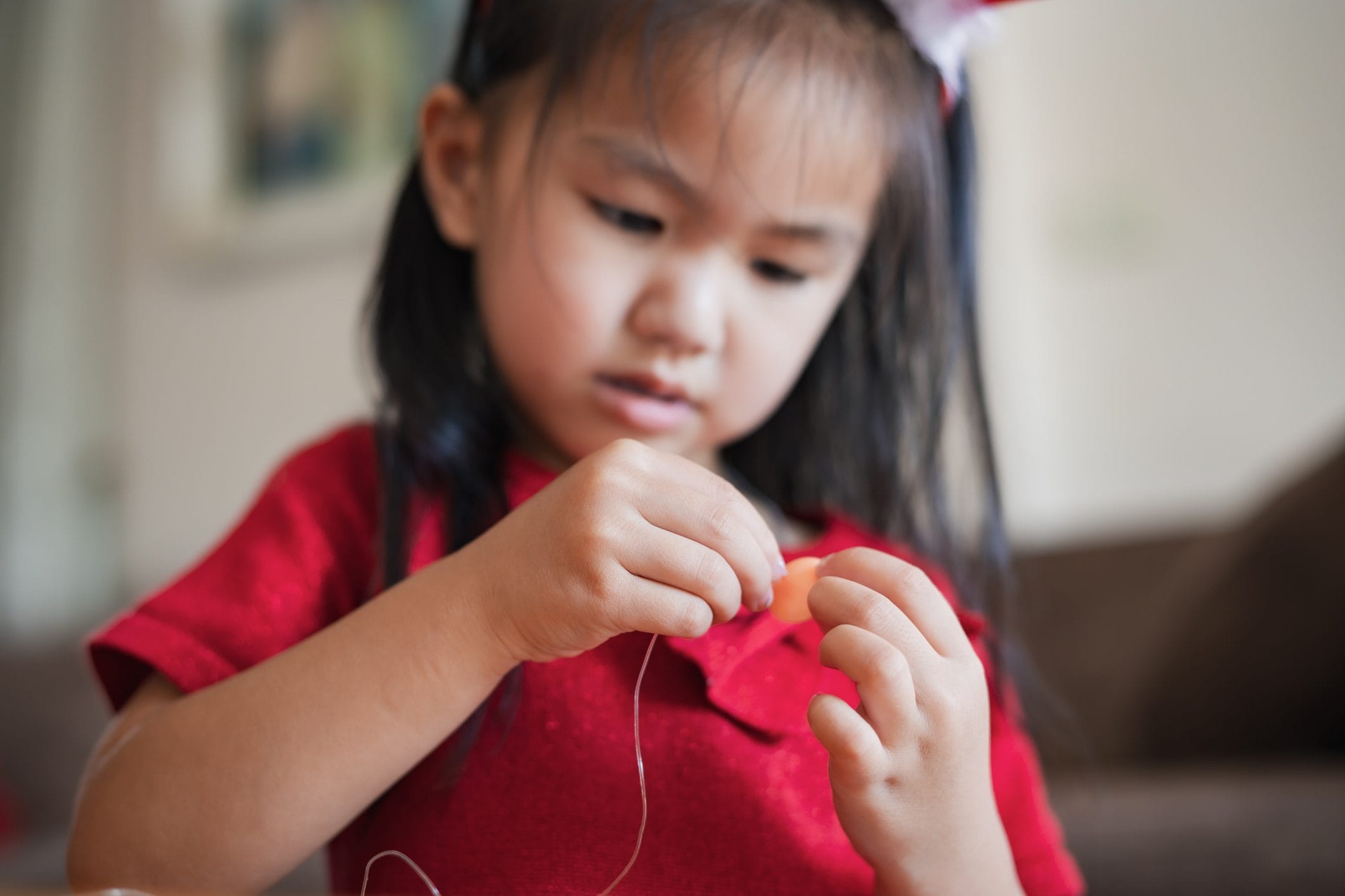 Scopri di più sull'articolo Collana fai da te con rifiuti e scarti: divertiti con i bimbi!