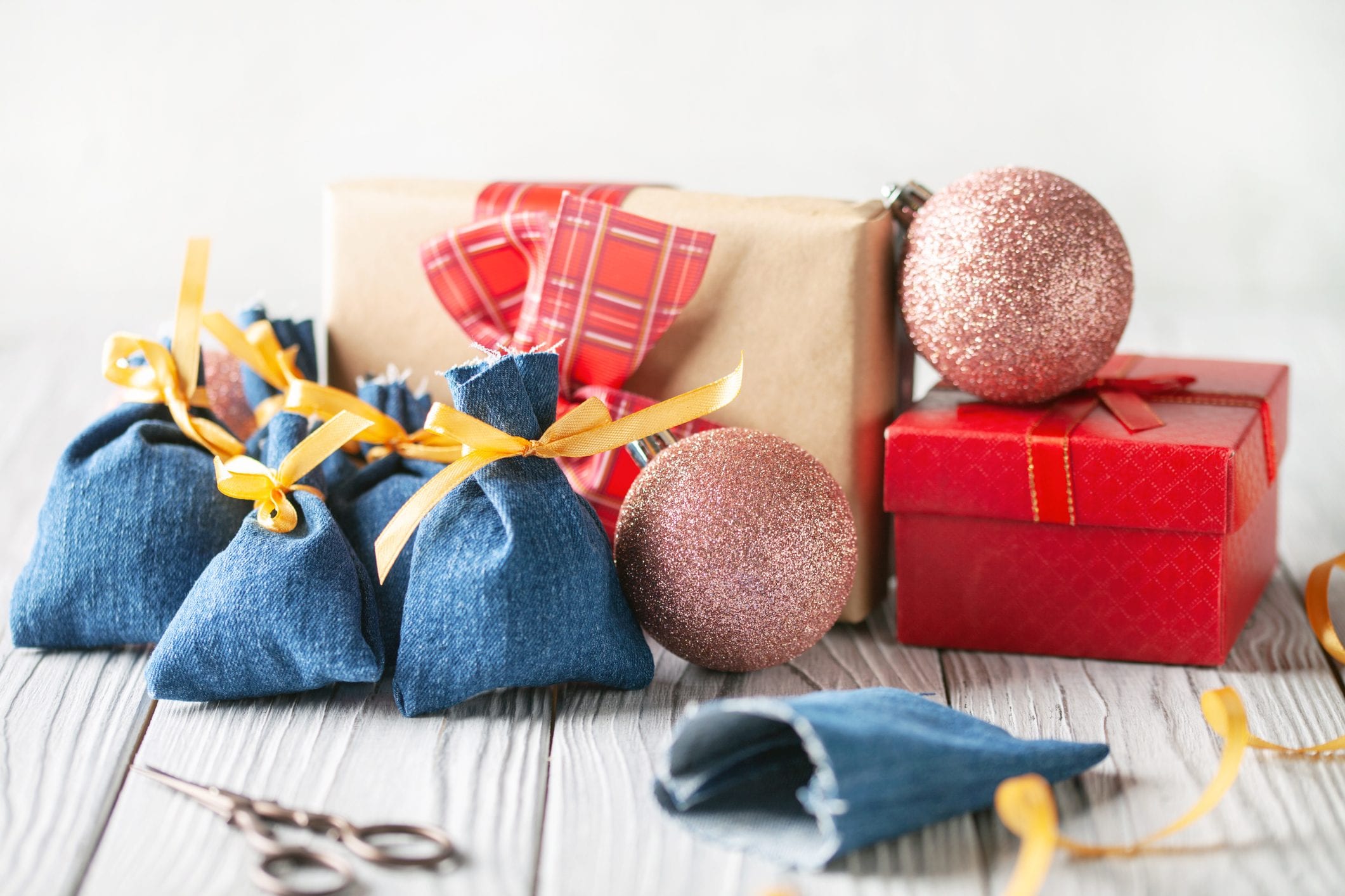 Scopri di più sull'articolo Da vecchi jeans a sacchetti regalo: l’idea creativa che ti farà risparmiare