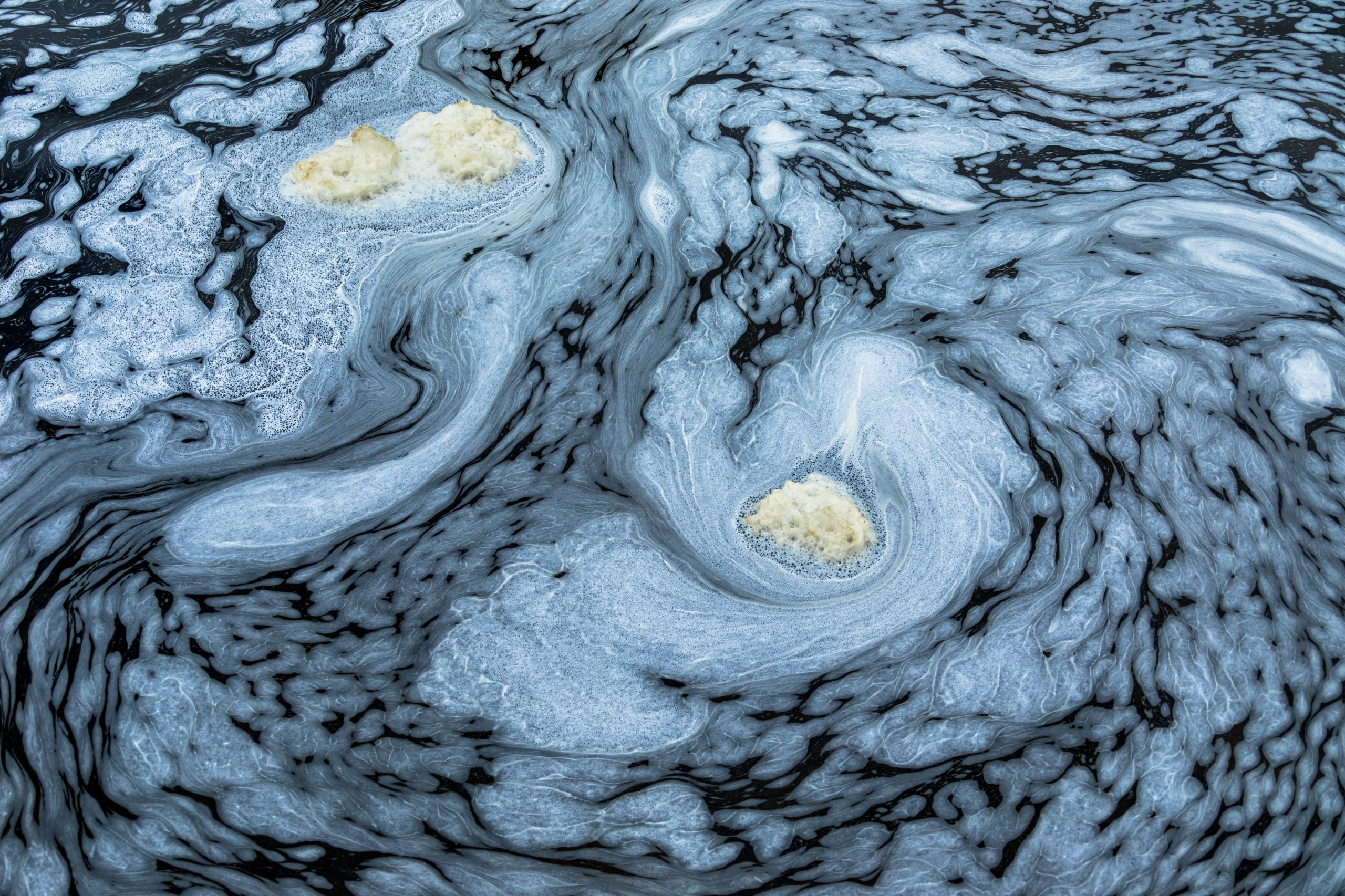 Scopri di più sull'articolo Una schiuma tossica di detersivi ricopre il fiume Tietê in Brasile